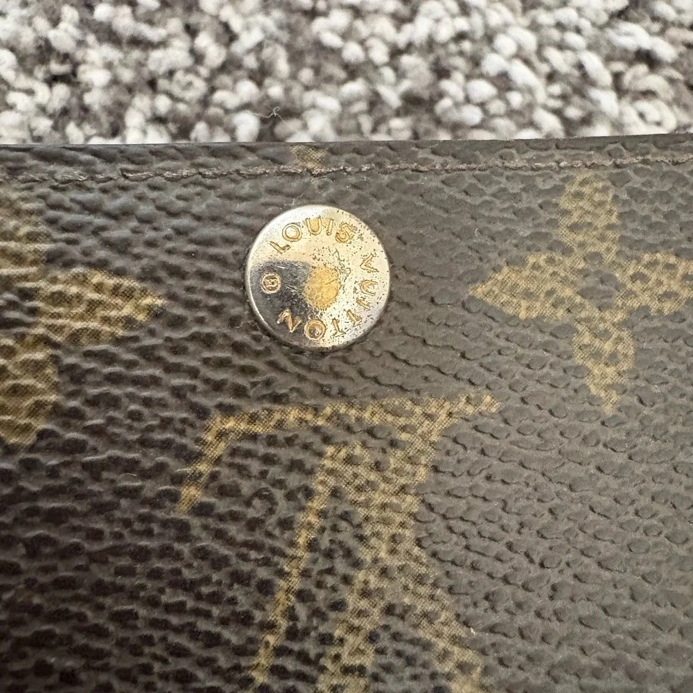 Louis Vuitton Vintage Monogram Four Key Holder - Picture 10 of 11